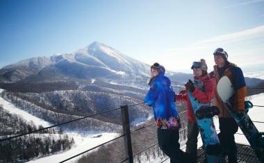 Group of Friends at Nekoma Resort - Bandai Group of Friends at Nekoma Resort - Bandai